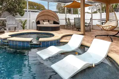 Image de Poolside Paradise close to Clearwater 5br 2bath sleeps 12 with heated pool