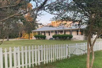 Image de Historical Farmhouse near the city