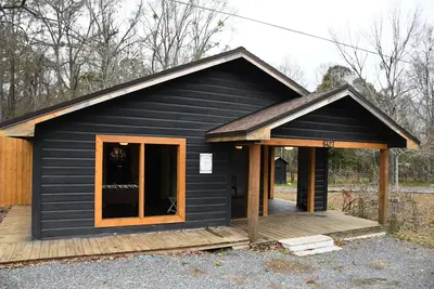 Image de Spacious camper, with private bedrooms. Minutes from Caney and Chatham Lakes