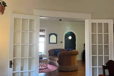 Image de The Cottage on College in Downtown Conway. Remodeled 1937 cozy & unique home.