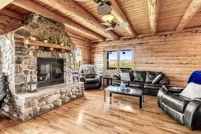 Image de 6 bedroom spacious cabin near Watson Lake, sleeps 14