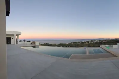 Image de Newly Built Modern living with incredible views!