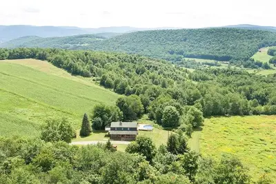Image de Relax in the Catskills: Spacious 4-Bedroom Chalet for 9 guests in a remote area.