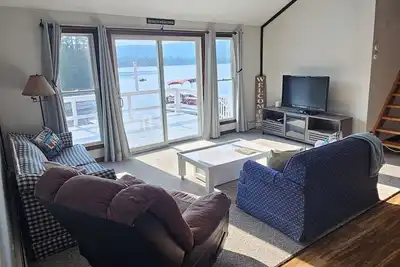 Image de Cozy Lake Front home for Boating, fishing, winter sports, and gorgeous views,