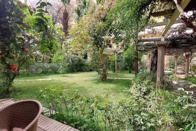 Serenity Maisonette: Enchanting Garden Hideaway