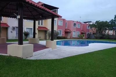 Image de Friendly neighborhood townhouse nearby mall and, 12 mins. airport and ocean.