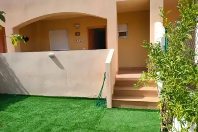 Precioso Bajo a pie de Playa