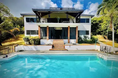 Image de Relax in Ocho Rios, private pool, games room, bar, Ac and amazing views.