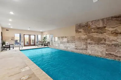 Image de Large cabin a few miles from top attractions with Pool, Movie Theater, & Arcades
