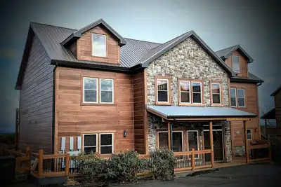 Image de Chestnut Oak Lodge by OakRidgeStays: 12 Bedrooms, Sleeps 45, Theater, Pool
