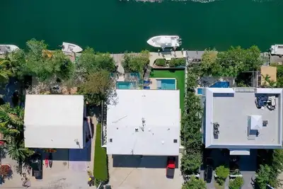 Image de Canal front home in Venetian Shores. Perfect for families. A boater's paradise!