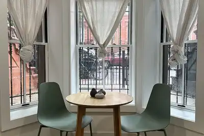 Image de Beautiful large true 2 bed room/ 2 full bathroom in a Brooklyn brownstone