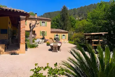 Image de 'Le Bastidon des Oliviers' avec piscine partagée, Wi-Fi et climatisation