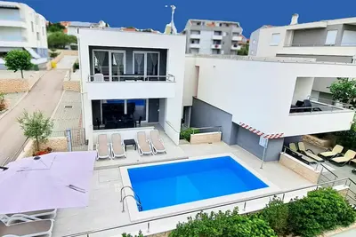 Image de Villa Lumada with Pool Maisonette Apartment Novalja, Pag