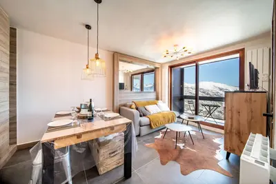 Image de Un Cocon Au Dessus Des NUAGESappart standing  skis aux pieds