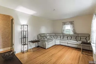 Image de Spacious and Inviting Room in a Charming Two-Story House: Your Perfect Retreat