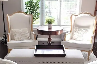 Image de Elegance, warmth and quietude set alongside the lush Lake Margaret Trails.