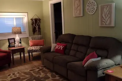 Image de Cozy, comfortable and close to Cleveland-Canton-Skiing & Cuyahoga Natl. Park