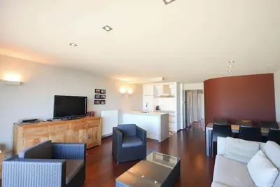 Image de Appartement élégant avec balcon, vue sur la mer