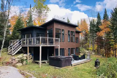 Image de Chalet moderne et lumineux sur une rue tranquille avec 4 chambres, foyer, spa