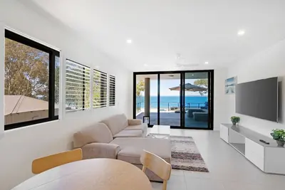Image de Near new, absolute beachfront apartment with views of Redcliff and Brisbane.