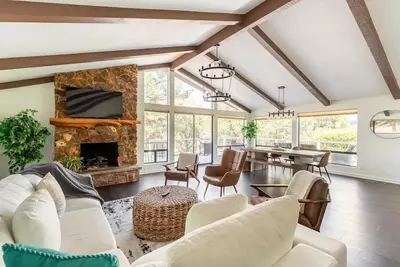 Image de Modern Home w Red Rock View-10 min walk to Uptown