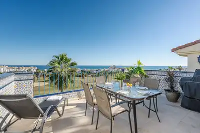 Image de 26. Front Row Golf and Sea Views Manilva Duquesa