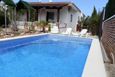 Maison avec piscine privée près de la mer, clim en option, Wi-Fi gratuit, chiens admis, plage canine