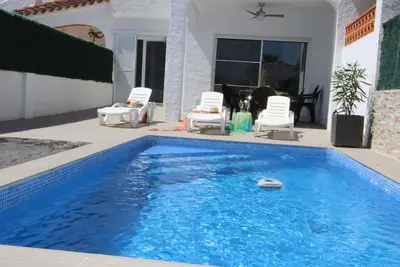 Maison près de la mer avec piscine privée, clim en option, Wi-Fi gratuit, animaux acceptés