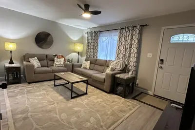 Image de Cozy cottage, fully remodeled, close to the beach, local wineries or night life!