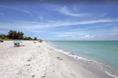 Sunset Captiva 38 - Short walk to beach, pool, dock in Village area of Island
