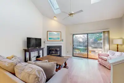 Beautiful townhome with pool, patio, Pack-N-Play, internet, W/D, & central Ac