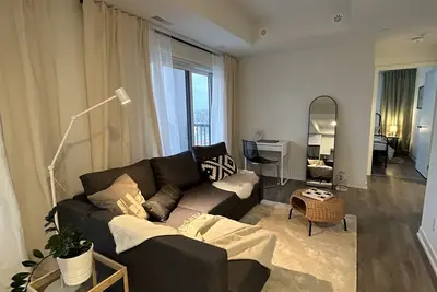 Image de Cozy apartment in mid-town Toronto with parking. Pet friendly!