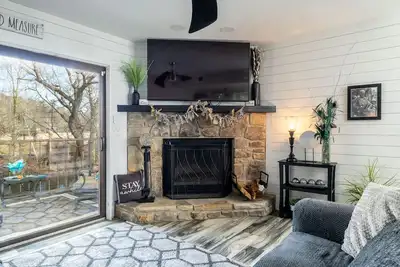 Riverfront Condo, Super Conveniently Located!