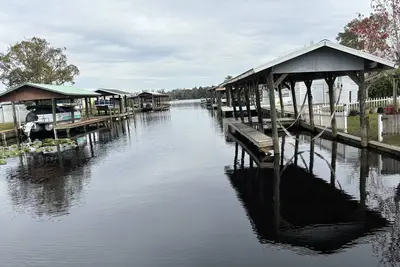 Image de New canal home only 5 lots from the St Johns River