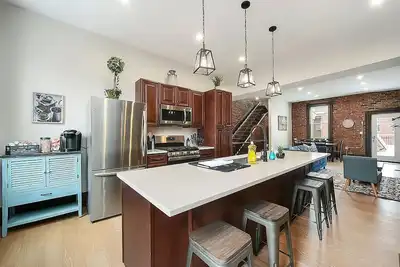 Image de Private - Parking - King Bed - Bbq- Deck with View- 5 min Dt- South Side Flats