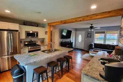 Image de Country setting, steps from downtown!