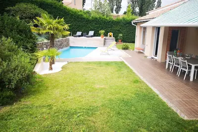Agréable Maison avec piscine chauffée, grande terrasse et terrain de pétanque.