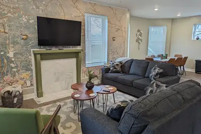 Image de Bright and Spacious 5 Br Home Close to downtown. Pet-Friendly!
