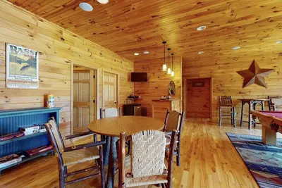 Image de Lakefront Refuge: Cozy, Private Home and Dock on the Pristine Lake Nantahala