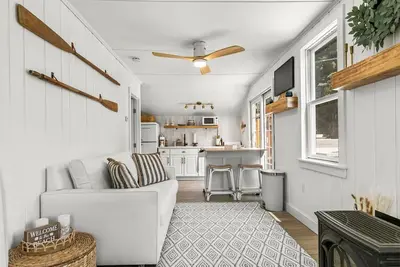 Image de Charming retreat. 5 mi to Sea St. Beach, Private backyard, outdoor shower