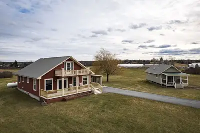 Image de River & Charm: 2 Homes, on 10 Acres Near Clayton