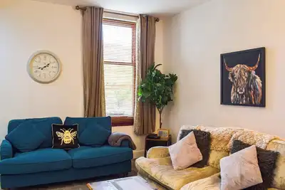Image de A lovely ground floor apartment with private entrance.