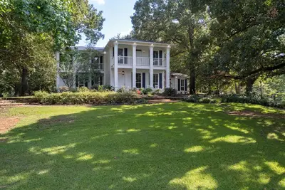 Image de Secluded serenity on 50 acres with private stocked lake, kayaking, hiking & more