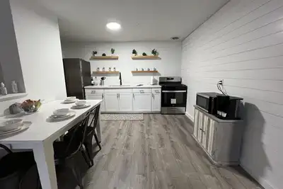 Entire 2 bedroom condo - walk to Uf/Shands