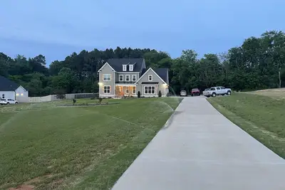 Image de Masters Rental. Brand New Home and secluded from the Masters Craziness.