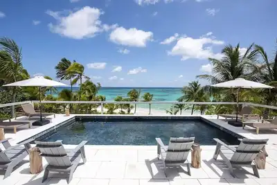 Image de ❊Exceptional 4br Beachfront Home w/ Heated Pool & Back-up Generator, Banks Road❊