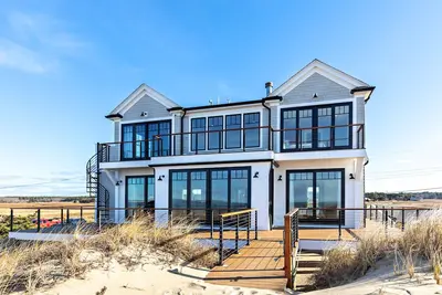 Image de New 2024 Sunset Lookout - Gorgeous, Contemporary Waterfront Home in Eastham
