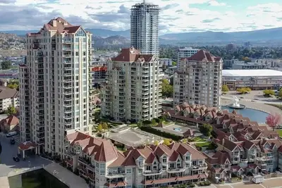 Image de Kelowna’s Discovery Bay Resort \nSpacious Downtown Kelowna Condo with a View