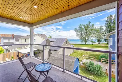 Image de Cottage featuring Lake view balcony, private elevator and 3 en-suites!